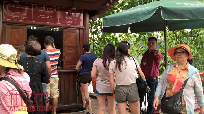 Du khách 'hở hang' được mượn áo choàng miễn phí tham quan đền Ngọc Sơn ảnh 2